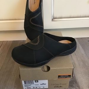 Clarks Leather Comfort Side in 6 1/2 Wide -  New in Box